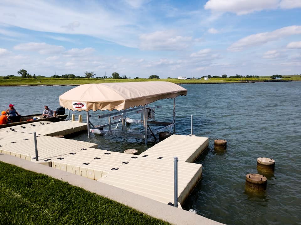 JB-Lund-pontoon-boat-lift-side-view